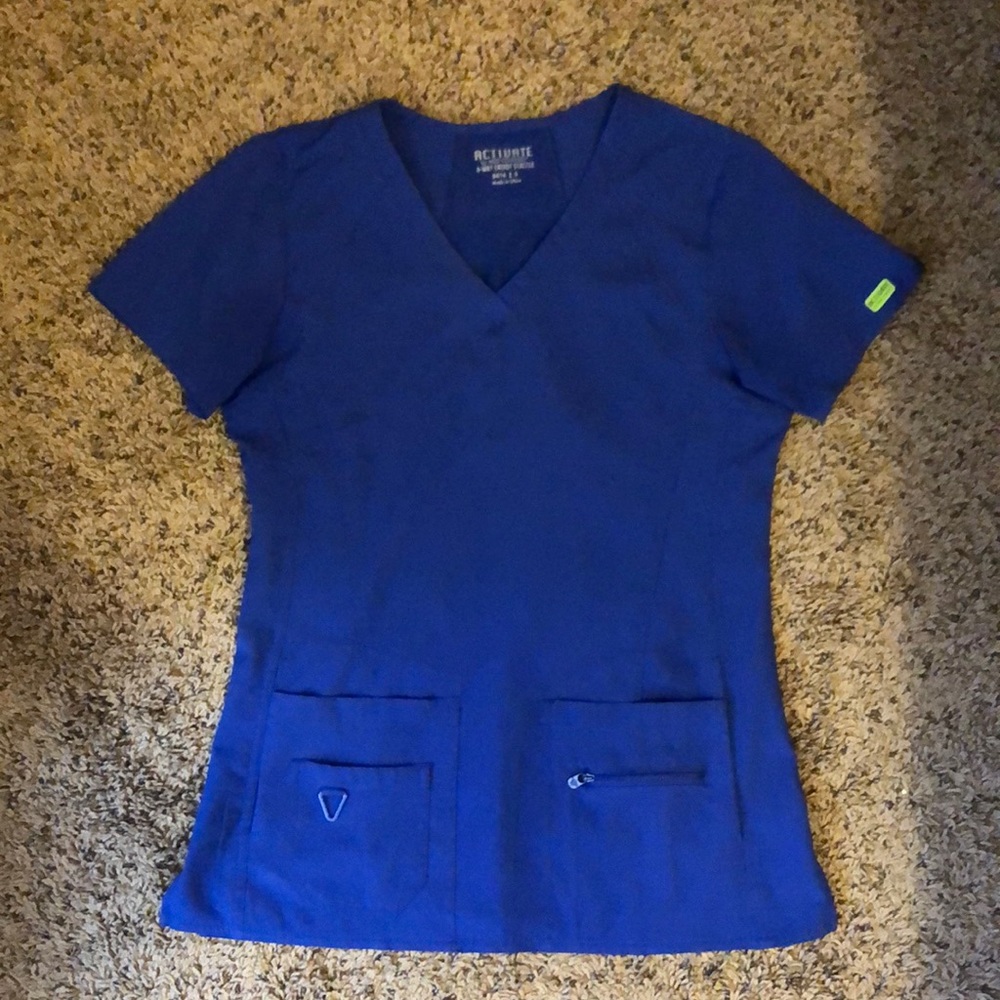 Medcouture Activate scrub top